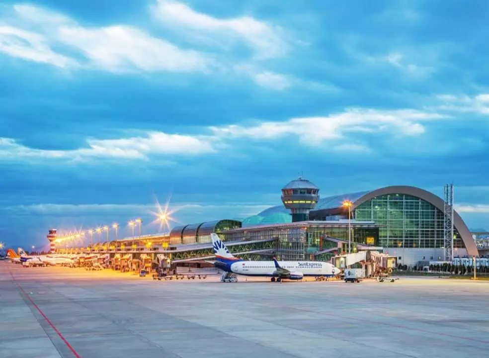 İzmir аэропорт (ADB)